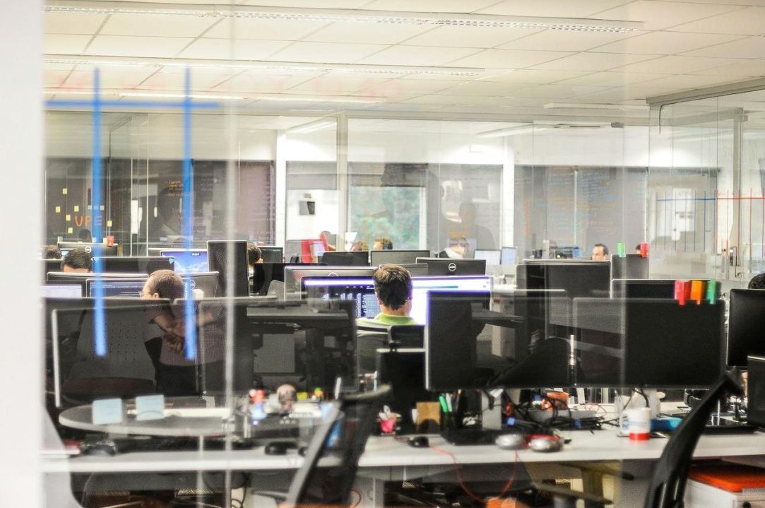 Schüler arbeiten an Daten